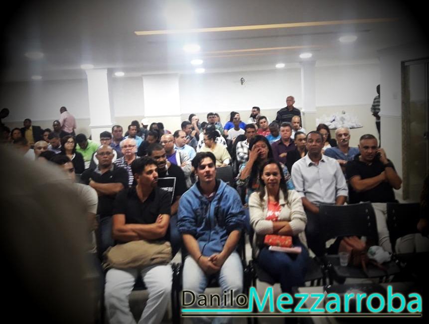 Publico acompanhando palestra